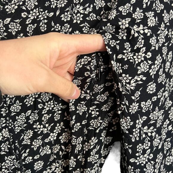 Hollister floral pattern faux wrap dress. Size medium - Picture 6 of 13